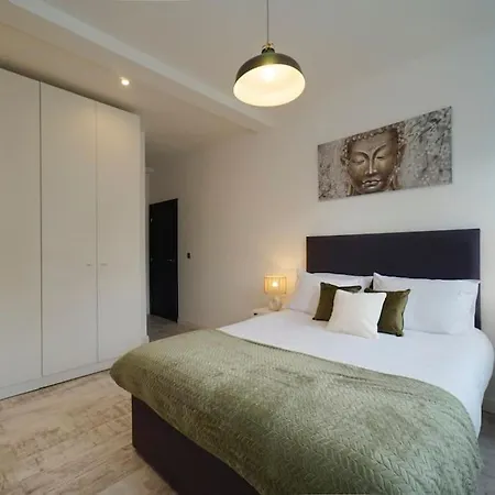 Stylish & Elegant Centre Lejlighed *