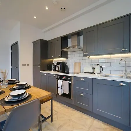 Stylish & Elegant Centre Lejlighed *