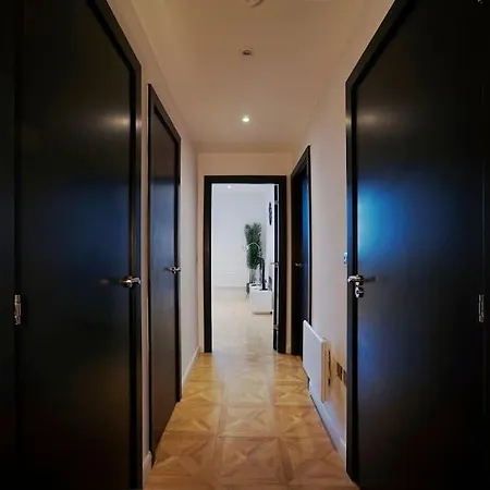 Stylish & Elegant Centre Лидс